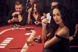 Antarmuka split-screen aplikasi mas togel menampilkan pertandingan Dota 2 di atas dan tabel blackjack di bawah
